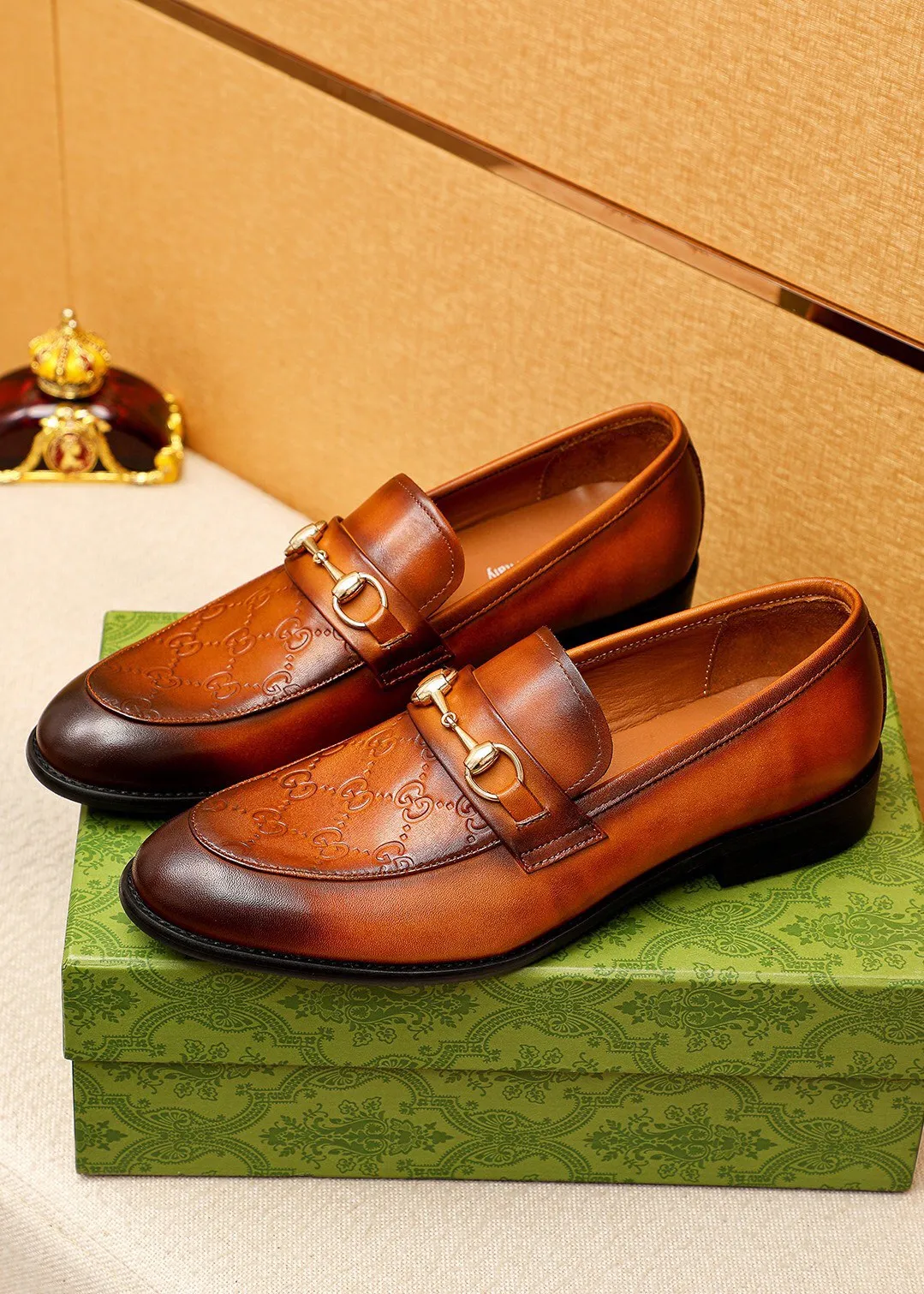 Men's shoes 💰400 💐 Product trademark: GUCCI "Gucci" casual leather shoes Regular size: 39-44 (38.45.46🉑️Customized) Product materials: Selected imported first-layer calfskin embossed upper + luxury hardware buckle, imported 🐑 sheepskin lining. Strong three-dimensional visual effect, original combination outsole Color: 2⃣️colors available